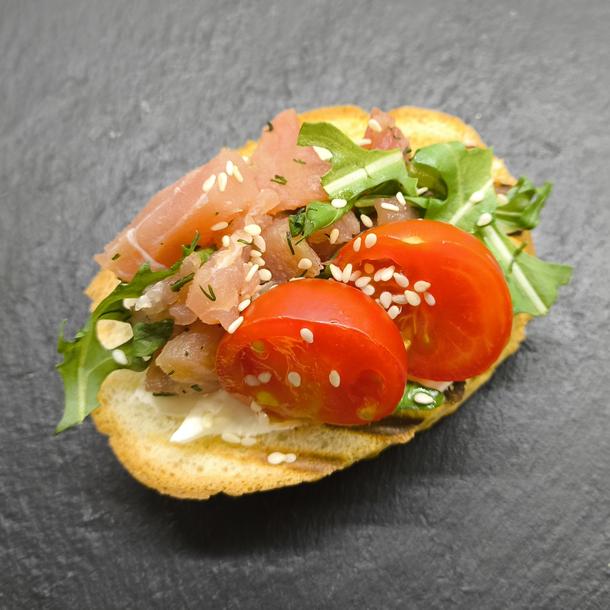 Брускетта с тунцом, Рукколой и свежими томатами Брускетта с тунцом, Рукколой и свежими томатами