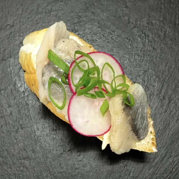 Брускетта с сельдью, редисом и зеленым луком Брускетта с сельдью, редисом и зеленым луком