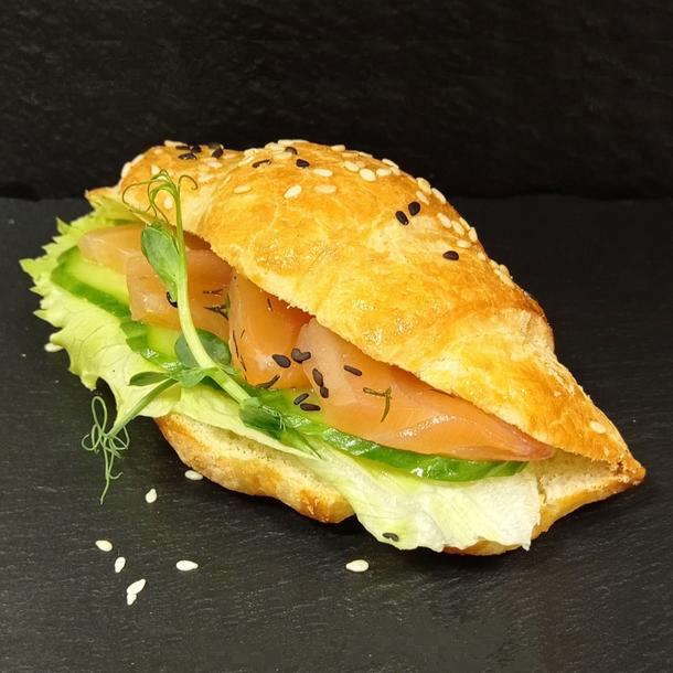Сендвич-круассан с лососем и свежим огурцом