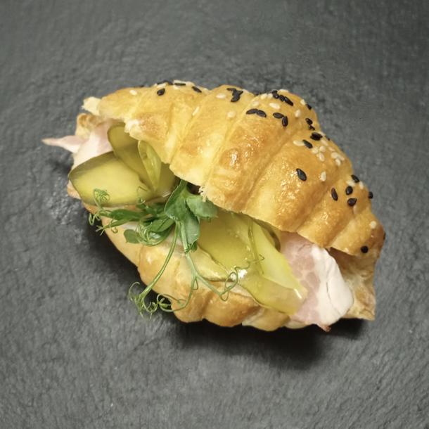 Сендвич-круассан с беконом и маринованными огурчиками Сендвич-круассан с беконом и маринованными огурчиками