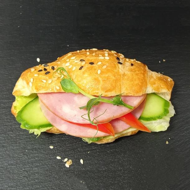 Сендвич-круассан с ветчиной и свежими овощами
