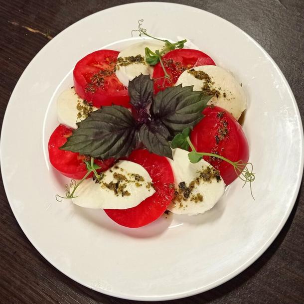 Нарезка живой Моццареллы, с томатами, базиликом и травяным маслом