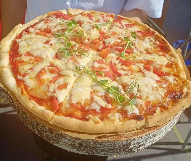 Пицца томатная с моцареллой и маслинами 30 см