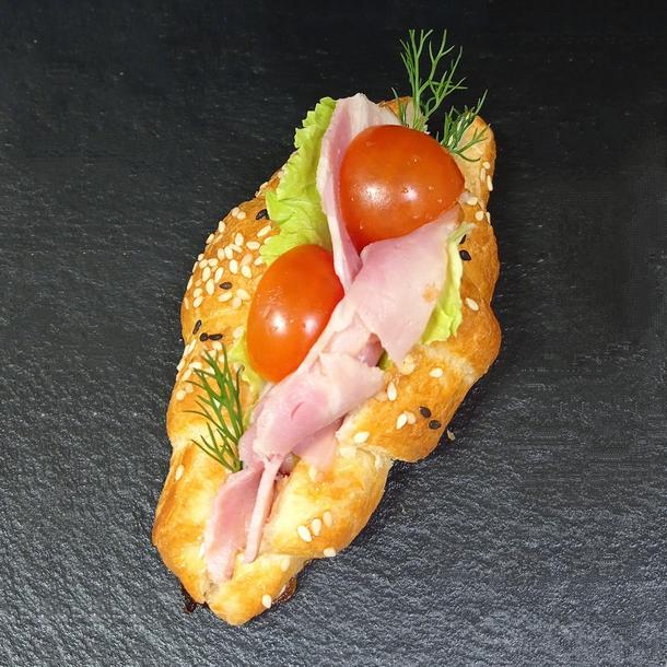 Сендвич-круассан с беконом, творожно-чесночной начинкой и помидорками Черри