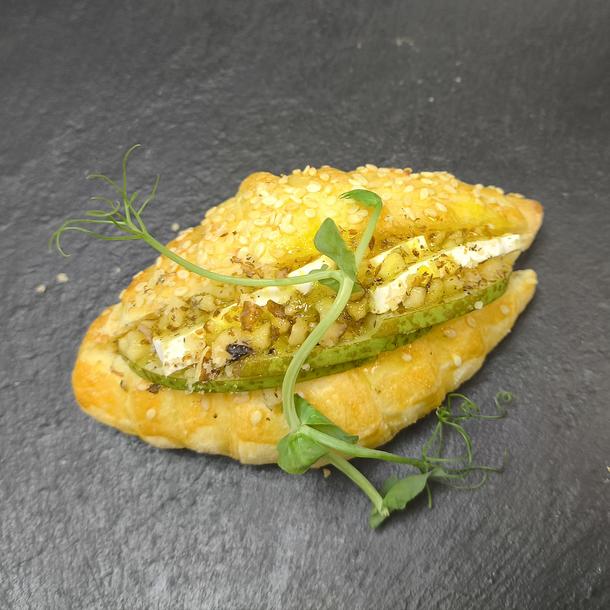 Сендвич-круассан с сыром Бри, грушей, ванильным топпингом и орешками