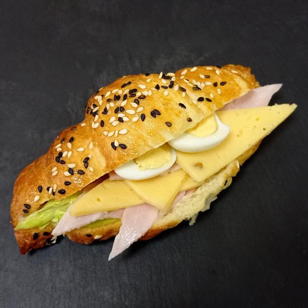 Сендвич-круассан с беконом, ореховым сыром и перепелиным яйцом