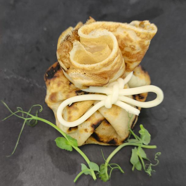 Блинный мешочек с куриным жюльеном Блинный мешочек с куриным жюльеном