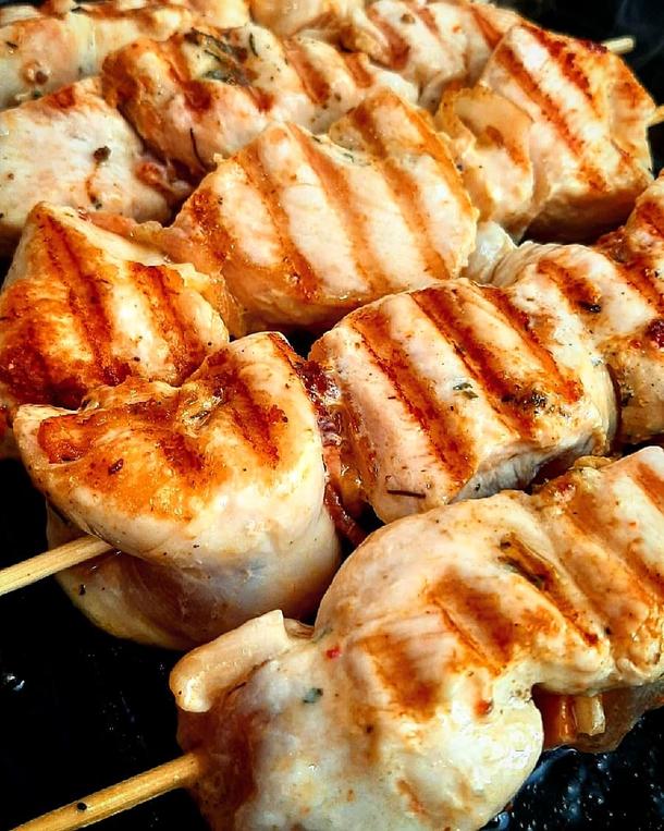 Шашлык из куринного филе с беконом и соусом на шпажке