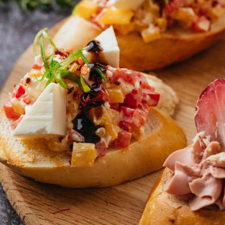 Брускетта с козьим сыром, печеными овощами и тыквенными семечками Брускетта с козьим сыром, печеными овощами и тыквенными семечками