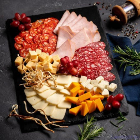 Антипасти мясной гастрономии и популярных сыров