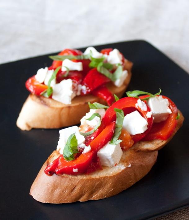 Брускетта с печеным перцем и сыром фета