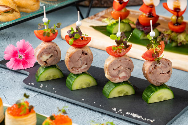 Канапе с куриным рулетом и овощами Канапе с куриным рулетом и овощами