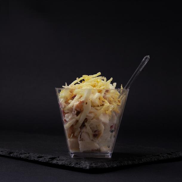 Салат Коул Слоу с курицей и кранч луком