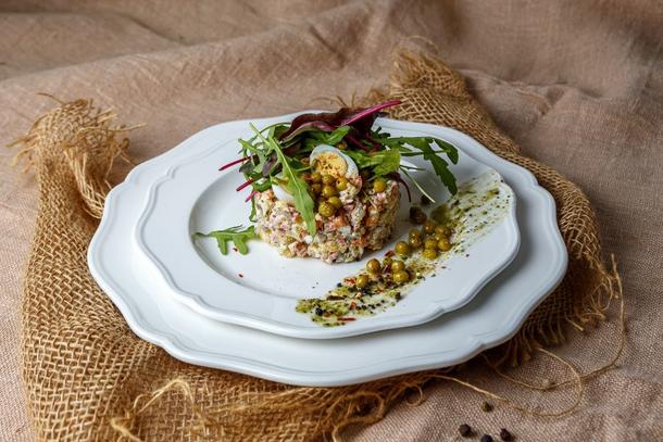 Салат «Оливье» с тремя видами мяса и домашним майонезом