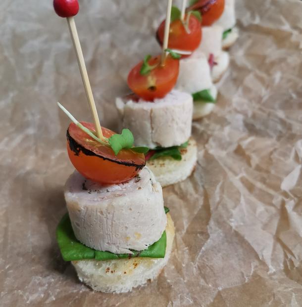 Закуска из куриного рулета с печеным перцем Закуска из куриного рулета с печеным перцем