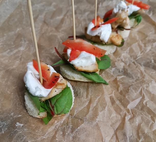 Закуска из курицы на гриле с соусом крем-чиз Закуска из курицы на гриле с соусом крем-чиз