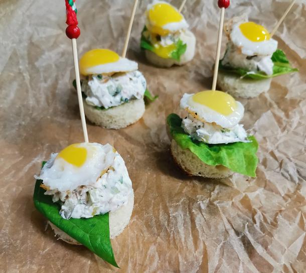 Тост с курицей и соусом крем-чиз Тост с курицей и соусом крем-чиз