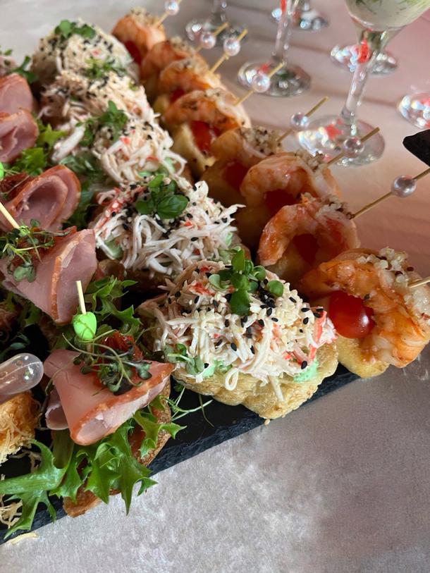 Брускетта со снежным крабом и соусом Крем чиз Брускетта со снежным крабом и соусом Крем чиз