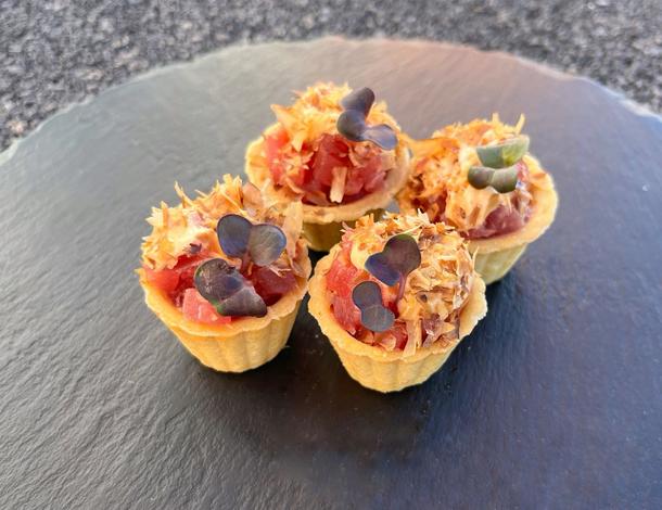 Тарталетка с тартаром из тунца и Голландским соусом Тарталетка с тартаром из тунца и Голландским соусом