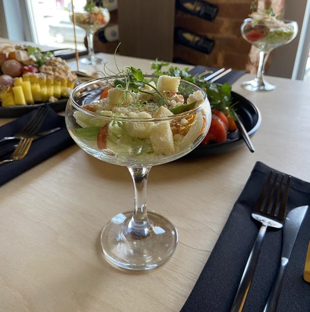 Мини-салат Цезарь с куриной грудкой