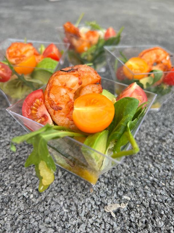 Мини-салат с креветкой гриль, авокадо, моцареллой и соусом манго