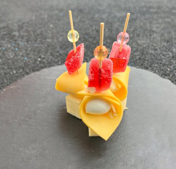 Канапе из трех видов сыра с мармеладом и мятой