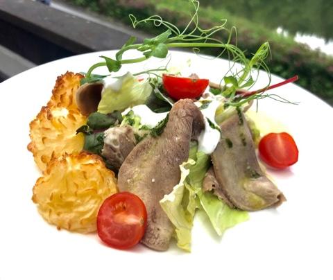 Салат с языком и сырно-картофельными крокетами