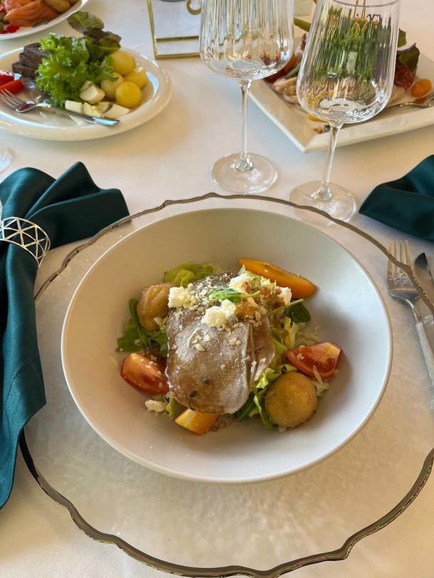 Салат с языком и сырно-картофельными крокетами