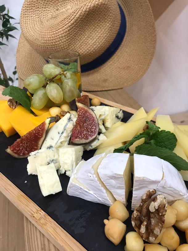 Сырное ассорти с виноградом и мятой Сырное ассорти с виноградом и мятой