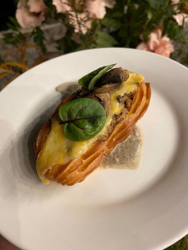 Жульен с курицей в эклере под грибным соусом Жульен с курицей в эклере под грибным соусом