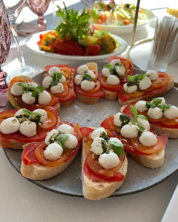 Брускетта с капрезе и соусом Песто Брускетта с капрезе и соусом Песто