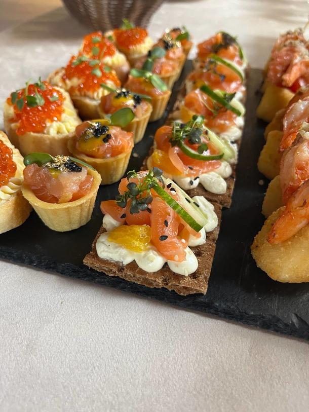 Слайдер с слабосоленым лососем и сливочным сыром Слайдер с слабосоленым лососем и сливочным сыром