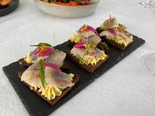 Тост бородинского хлеба с селедочкой, картофельным кремом и маринованным луком