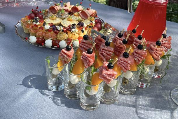 Канапе салями, персик, моцарелла и оливка