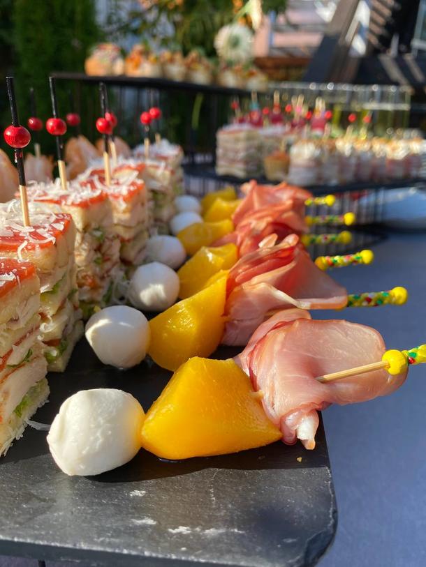Канапе с хамоном, моцареллой и персиком Канапе с хамоном, моцареллой и персиком
