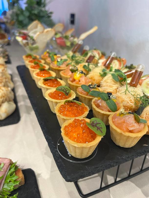 Тарталетка с красной икрой и сливочным маслом