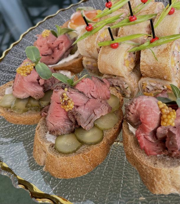 Брускетта с ростбифом с корнишонами