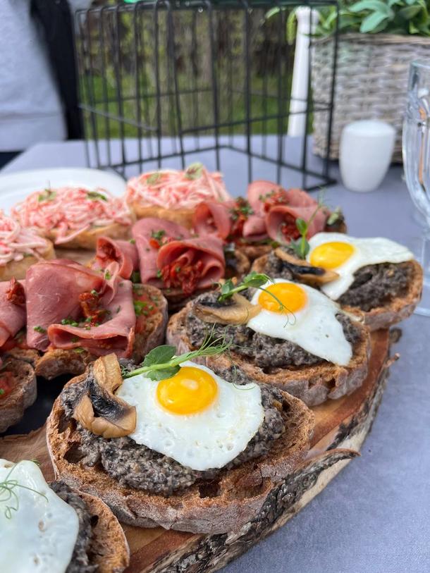 Брускетта с грибной икрой, грибами и зеленью Брускетта с грибной икрой, грибами и зеленью