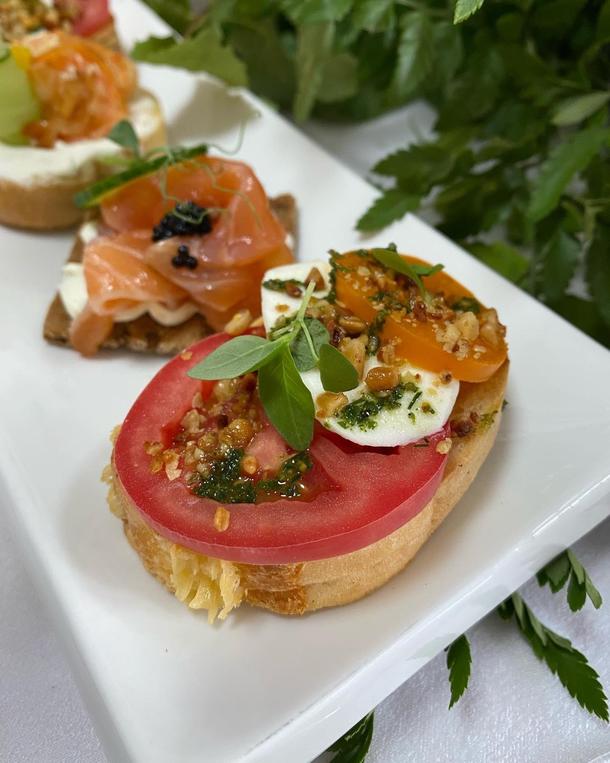 Брускетта с сладким печеным перцем и творожным сыром Брускетта с сладким печеным перцем и творожным сыром