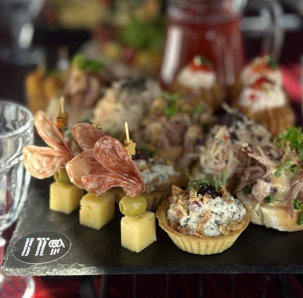 Канапе с сырокопченой колбасой, сыром и оливками Канапе с сырокопченой колбасой, сыром и оливками