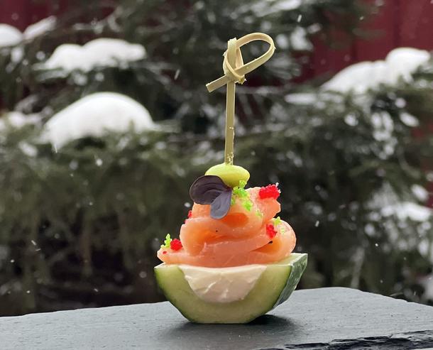 Авторская закуска слабосоленым лососем и творожным сыром Авторская закуска слабосоленым лососем и творожным сыром