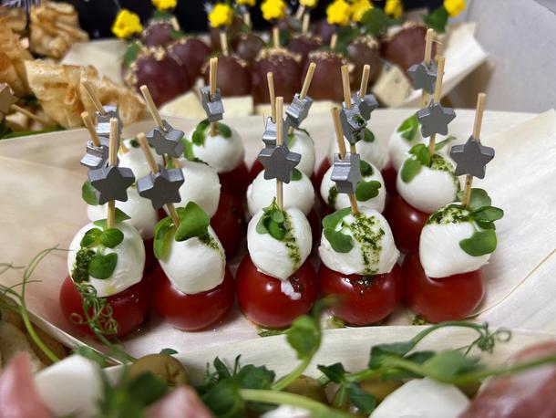 Канапе с моцареллой, томатами Черри и базиликом Канапе с моцареллой, томатами Черри и базиликом