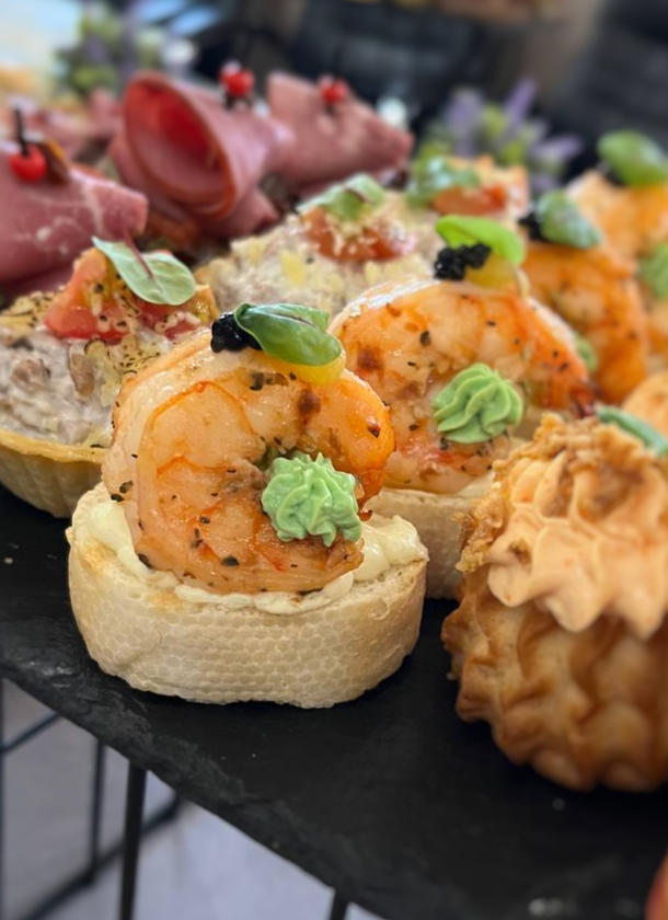 Мини-брускетта с креветкой и сливочным сыром Мини-брускетта с креветкой и сливочным сыром