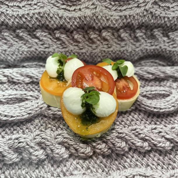 Мини-брускетта с капрезе и соусом Песто
