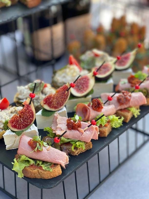 Мини-брускетта с телятиной и вяленными томатами Мини-брускетта с телятиной и вяленными томатами