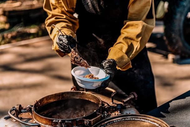 Раздача каши в военной форме