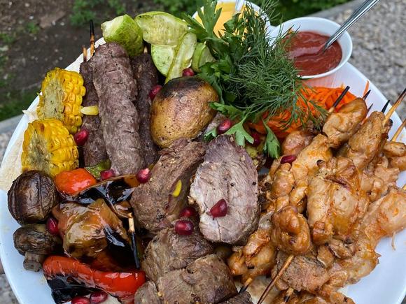 Доставка блюд на 50 персон с салатами и горячими закусками в Перми