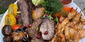 Доставка блюд на 50 персон с салатами и горячими закусками